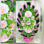 Ритуальный венок из искусственных цветов с бело-розовыми розами №01