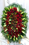 Ритуальный венок из живых цветов с лилией, розами и гиперикумом №51