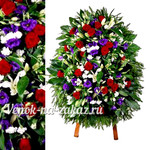 Траурный венок на похороны из живых цветов с сиреневой эустомой №59