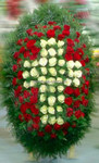 Ритуальный венок из живых цветов с крестом из белых роз №52