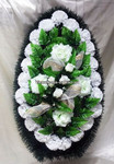 Венок из искусственных цветов С белой гвоздикой и розами - Каталог