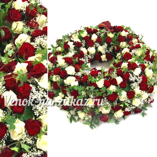 Купить траурный круглый европейский венок на похороны. Венок из красных и белых роз.