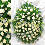 Элитный венок из живых цветов с белыми розами и ветками орхидеи №65