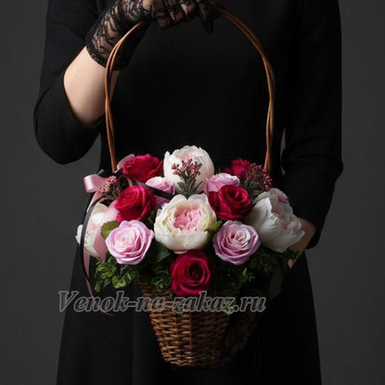 Ритуальная корзина ПРЕМИУМ с розовыми розами и пионами Н-63 см D 40см