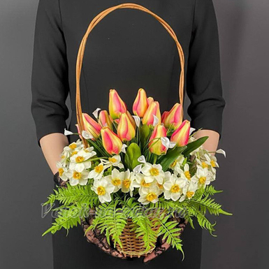 Ритуальная корзина ПРЕМИУМ с тюльпанами и нарциссами Н-63 см D 40см