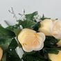 Букет бутонов роз с белой кашкой 14 голов (кремовые)