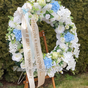 Ритуальный венок-кольцо Премиум 85см с голубыми гортензиями и белыми цветами