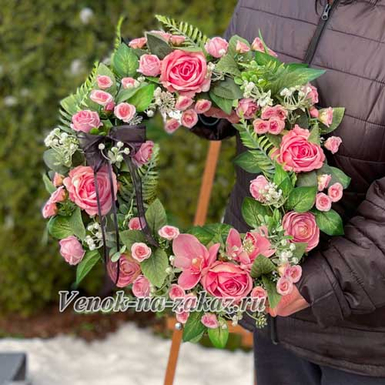 Круглый ритуальный венок 45см розовый | Искусственные цветы