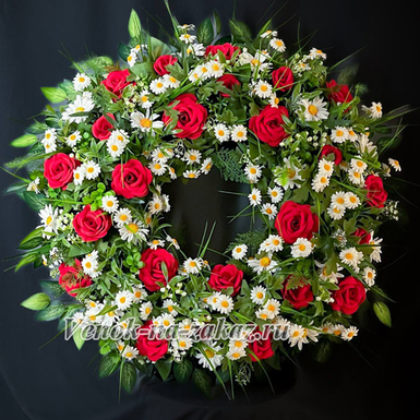 Европейский ритуальный венок с ромашками и бархатными розами D-65см
