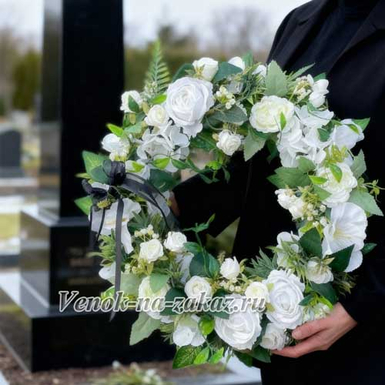 Искусственный ритуальный венок 45см | Белые розы и камелии