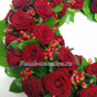 Европейский круглый венок из живых цветов с розами и ягодами