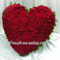 Венок сердце из белых или красных роз