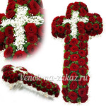 Крест из живых цветов с розами и гипсофилой