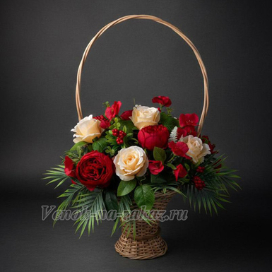Ритуальная корзина с красными пионами и кремовыми розами, Н-63 см D 40см