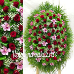 Венок из живых цветов на похороны с темно-розовыми орхидеями и бордовыми розами №56