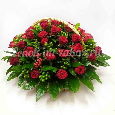 Корзина с розами и ягодами на похороны 