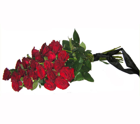 Букет из 24 красных роз на похороны из живых цветов купить в магазине Venok-na-zakaz.ru