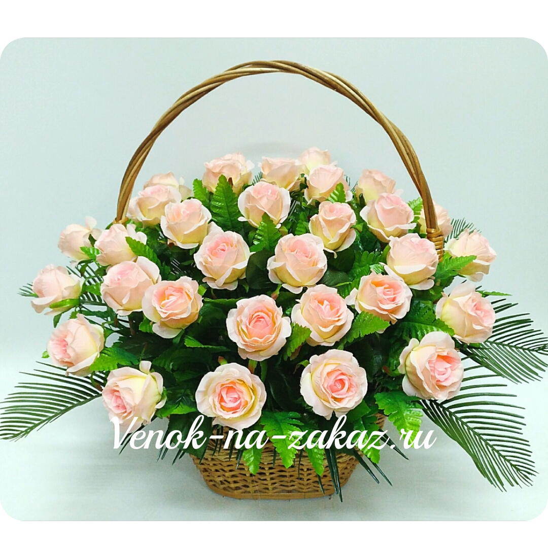 Ритуальная-корзина-плетеная-из-розово-персиковых-роз купить в Москве