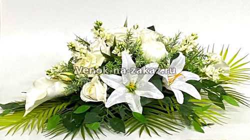 Ритуальная композиция на могилу белая с розами. Купить корзину на похороны из искусственных цветов
