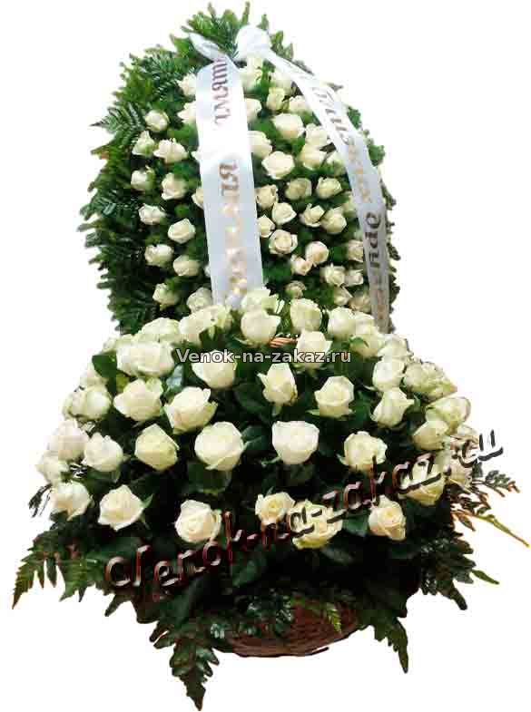 Заказать венок и корзину из живых цветов на похороны из белых роз