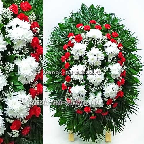 Венок из живых цветов с красной гвоздикой и белой хризантемой №85 от 7500,00 руб.