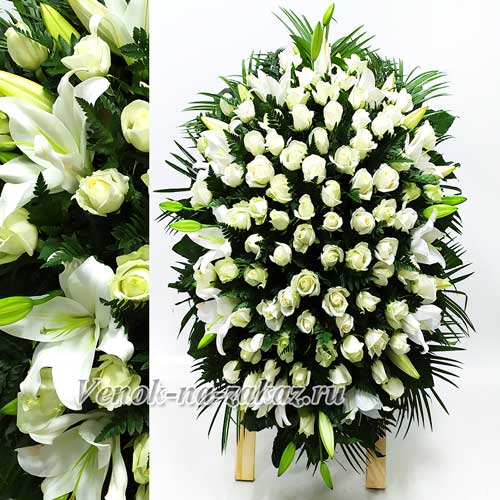 Похоронный венок из живых цветов №15 с белыми лилиями и розами
